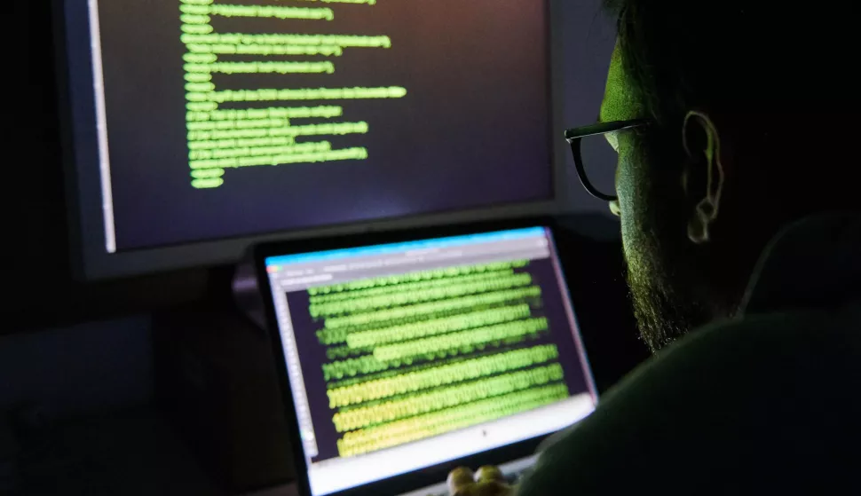 ILLUSTRATION - 16 July 2019, Berlin: A man sits in front of two screens with text. Photo: Annette Riedl/dpa-Zentralbild/dpa /DPA/PIXSELL