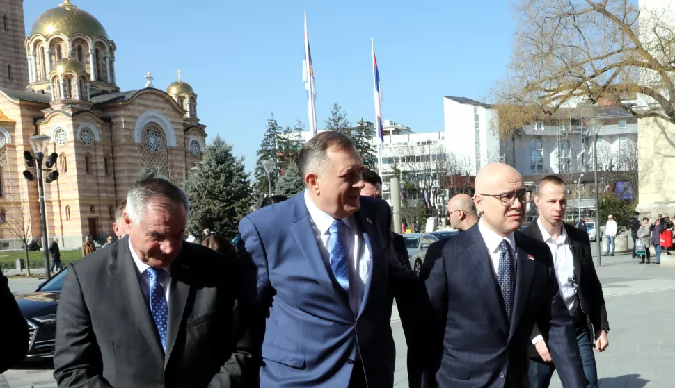 Banja Luka, 7.3.2025. - Srbijanski premijer u ostavci Milo? Vu?evi? u petak je u Banjoj Luci dao "apsolutnu potporu" ?elniku bosanskih Srba Miloradu Dodiku suo?enom s osu?uju?om presudom zbog neprovo?enja odluka visokog predstavnika, a sam Dodik je susret s Vu?evi?em iskoristio kako bi podr?ao sada?nju vlast u Srbiji. foto HINA/ TANJUG/ Vlada Republike Srbije/ Slobodan Miljevi?/ ua