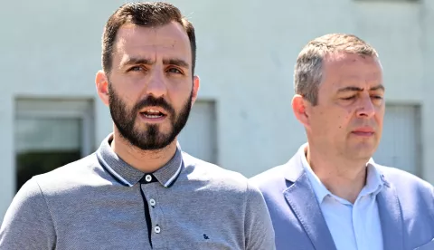 Vukovar, 27.05.2025. - Kandidat za gradonačelnika grada Vukovara Domagoj Bilić, te kandidat za zamjenika gradonačelnika Goran Bendra održali su konferenciju za medije ispred zgrada internata u Borovu naselju. Tema konferencije za medije - Novi sadržaji i mjere za umirovljenike i hrvatske branitelje. Na fotografiji Domagoj Bilić. foto HINA/ Gordan Panić/ tm
