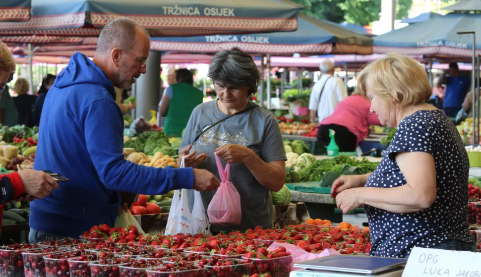 Osijek, 28. 05. 2025, Glavna tržnica na Gajevom trgu. Sezonska ponuda voća i povrća. Snježana Jakobović prodaje trešnjesnimio GOJKO MITIĆ