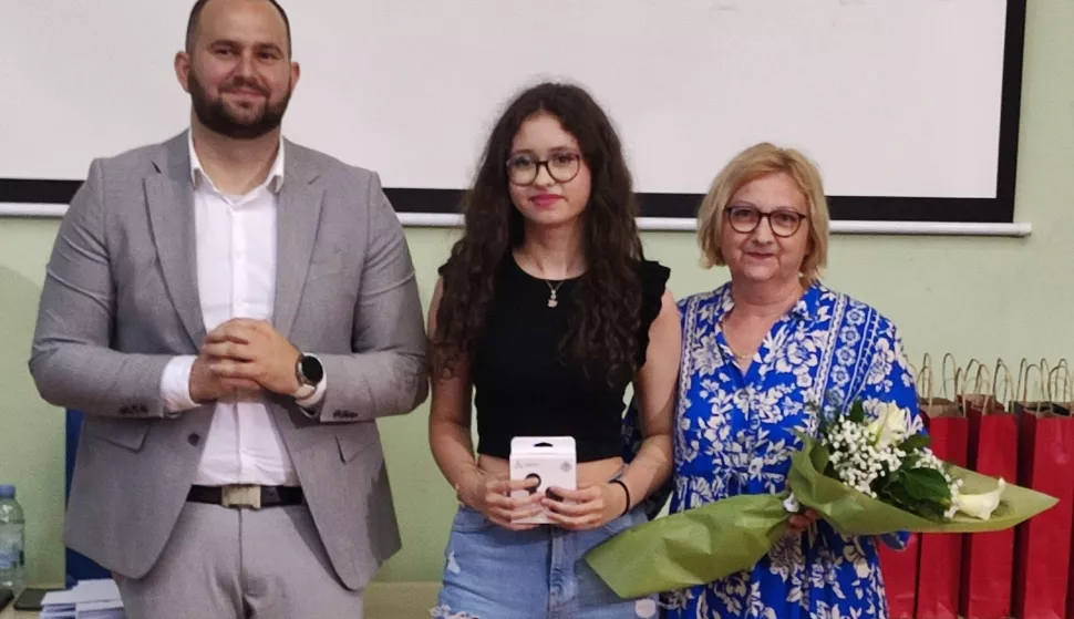 Nagrađena učenica i mentoricaustupljena fotografija