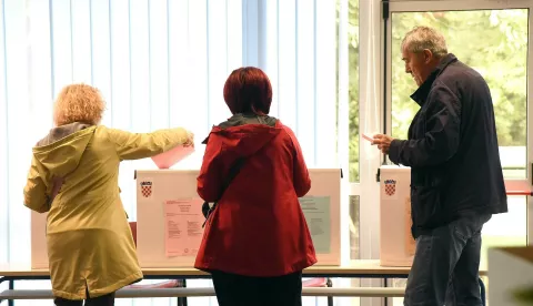 RIJEKA,18 05.2025. RIJEKALOKALNI IZBORI ZA NACELNIKA GRADONACELNIKA I ZUPANA, GLASACKA KUTIJA, LISTA KANDIDATA, GLASANJE, GLASACKA LISTA, POPIS BIRACA....GLASACKI LISTIC...NA FOTO: GLASACKO MJESTO SKOLA KANTRIDASNIMIO SERGEJ DRECHSLER