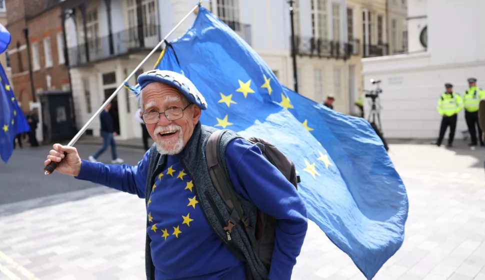 epa12116980 An anti-Brexit protester flies an EU flag outside the Lancaster House on the sidelines of the UK-EU Summit, in London, Britain, 19 May 2025. EPA/NEIL HALL