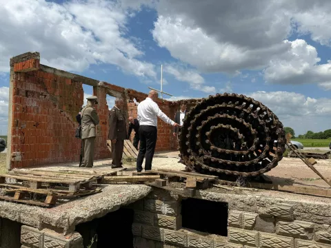 Danas su započeli radovi na uređenju prostora uz "Crvenu kuću" između vinkovačke četvrti Male Bosne i Cerića gdje su 1991. godine ubijeni pripadnici Hrvatskih obrambenih snaga (HOS).