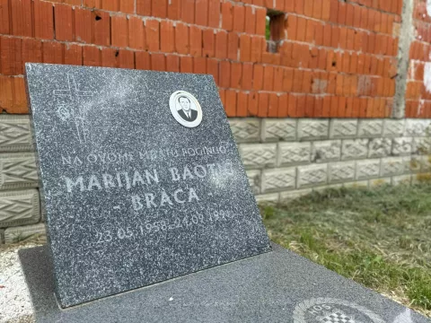 Danas su započeli radovi na uređenju prostora uz "Crvenu kuću" između vinkovačke četvrti Male Bosne i Cerića gdje su 1991. godine ubijeni pripadnici Hrvatskih obrambenih snaga (HOS).