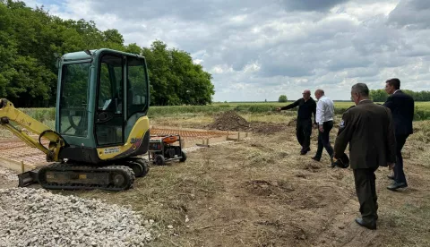 Danas su započeli radovi na uređenju prostora uz "Crvenu kuću" između vinkovačke četvrti Male Bosne i Cerića gdje su 1991. godine ubijeni pripadnici Hrvatskih obrambenih snaga (HOS).