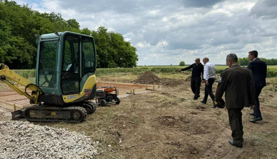Danas su započeli radovi na uređenju prostora uz "Crvenu kuću" između vinkovačke četvrti Male Bosne i Cerića gdje su 1991. godine ubijeni pripadnici Hrvatskih obrambenih snaga (HOS).
