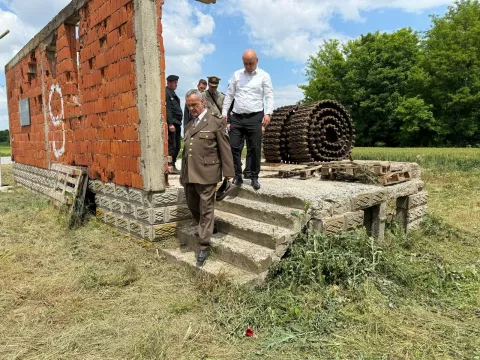 Danas su započeli radovi na uređenju prostora uz "Crvenu kuću" između vinkovačke četvrti Male Bosne i Cerića gdje su 1991. godine ubijeni pripadnici Hrvatskih obrambenih snaga (HOS).