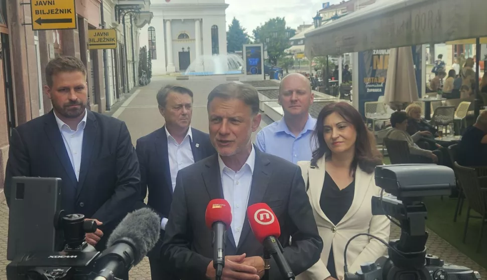 ĐAKOVO – Predsjednik Hrvatskog sabora Gordan Jandroković dao je u srijedu punu podršku đakovačkom gradonačelniku Marinu Mandariću (HDZ) koji u drugom krugu izbora, u nedjelju, 1. lipnja, ide po treći mandat.