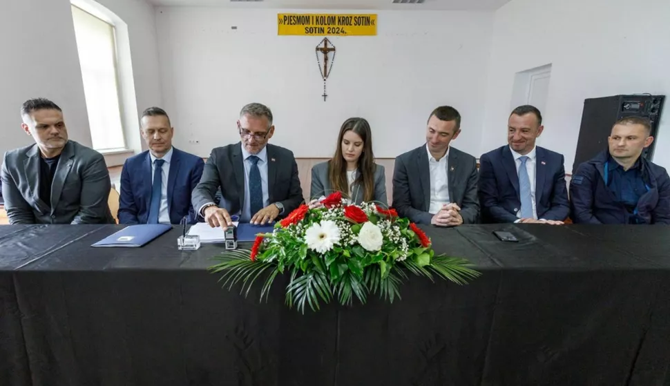 Potpisivanje ugovora za projekt rekonstrukcije ceste oznake DC2 Vukovar - Opatovac - 2. faza - naselje Sotin