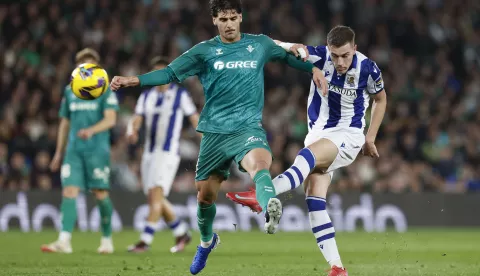 epa11901959 Real Sociedad's Luka Sucic (R) in action against Betis' Johnny Cardoso during the Spanish LaLiga soccer match between Real Betis and Real Sociedad, in Sevilla, Andalusia, Spain, 16 February 2025. EPA/Julio Munoz