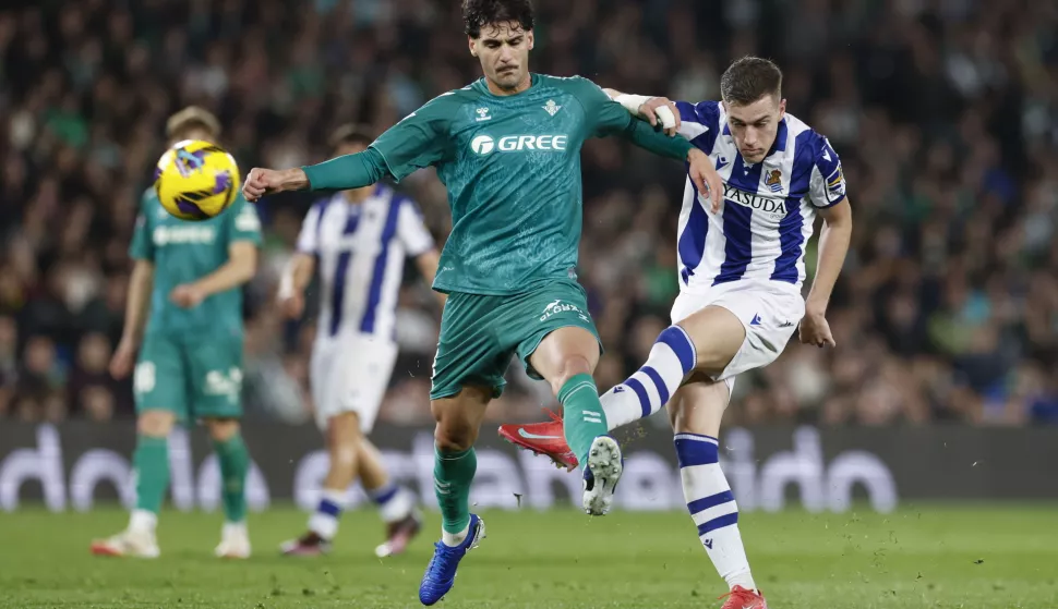 epa11901959 Real Sociedad's Luka Sucic (R) in action against Betis' Johnny Cardoso during the Spanish LaLiga soccer match between Real Betis and Real Sociedad, in Sevilla, Andalusia, Spain, 16 February 2025. EPA/Julio Munoz