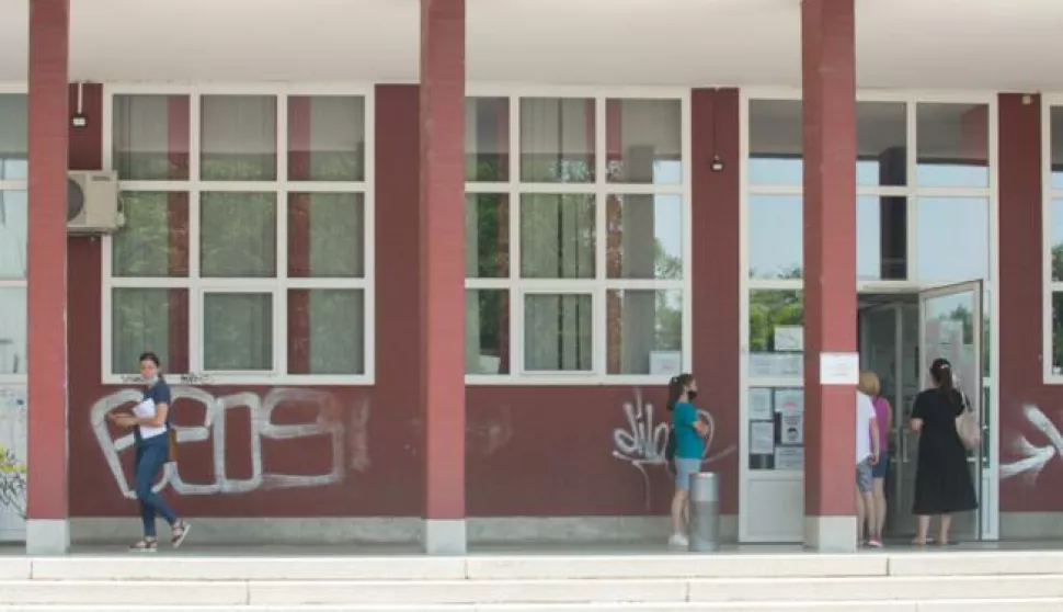 OSIJEK- 16.07.2021., Ispred zgrade Hrvatskog zavoda za zaposljavanje u Osijeku, burza rada, radna mjesta, slobodnjak, ilustracija.Foto: Andrea Ilakovac