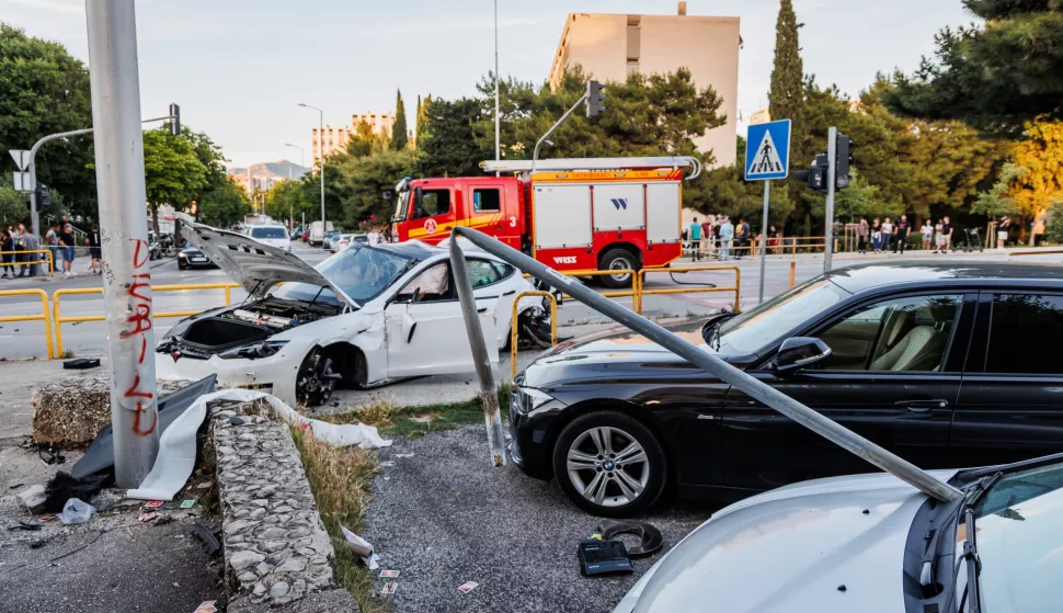 28.05.2025., Split. - Na krizanju Ulice Slobode i Velebitske Ulice dogodila se teska prometna nesreca sa smrtnim slucejem. Vozac auta koji je upravljao Teslom 3 prosao je sa laksim ozljedama. Photo: Zvonimir Barisin/PIXSELL