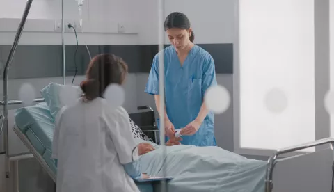 Specialist doctor in medical uniform checking sick man writing disease expertise on clipboard while woman nurse putting oximeter monitoring heart pulse. Patient resting in bad with nasal oxygen tubeNajbolja bolnica je u Kninu,a Osijek ima najbolji KBCSubtitle:Medicinske sestre bolje rangiraju opće i specijalne bolnice nego velike kliničke centre. Tako je KBC Rijeka zauzeo tek 24. mjesto na listi 35 bolnica, a KBC Zagreb 30. mjesto. Opća bolnica Pula na visokom je petom mjestu, a OB Zadar tek na 29.