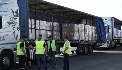 epa12124593 Trucks carrying aid wait to enter the Gaza Strip at the Kerem Shalom crossing, in southern Israel, 22 May 2025. According to the UN half a million people, or one in five people in the Strip are facing starvation while the entire population of the Gaza Strip continues to face a critical risk of famine following 19 months of conflict, mass displacement and severe restrictions on humanitarian aid. EPA/ATEF SAFADI
