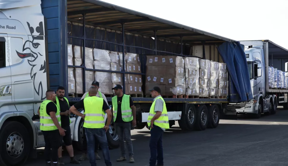 epa12124593 Trucks carrying aid wait to enter the Gaza Strip at the Kerem Shalom crossing, in southern Israel, 22 May 2025. According to the UN half a million people, or one in five people in the Strip are facing starvation while the entire population of the Gaza Strip continues to face a critical risk of famine following 19 months of conflict, mass displacement and severe restrictions on humanitarian aid. EPA/ATEF SAFADI