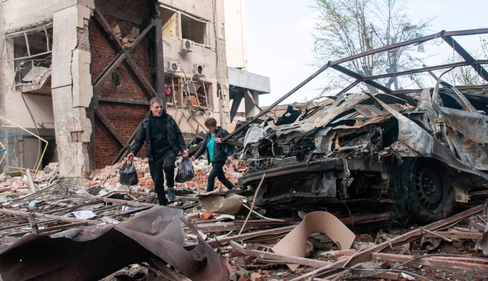 Harkiv, Ukrajina, 16.04.2022. - Stanovnik grada na jednoj od ulica uništenih nakon udara ruske rakete R-500 "Kalibar" u Harkivu. U toku je invazija Rusije na Ukrajinu. foto (kf) Mykola Kalyeniak/PAP