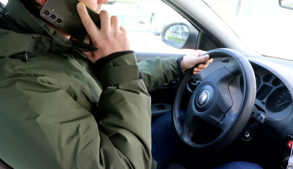 Osijek, 21. 11. 2024, Ne vezanje pojasom i korrištenje mobitela u vožnji automobila, ilustracija.snimio GOJKO MITIĆ