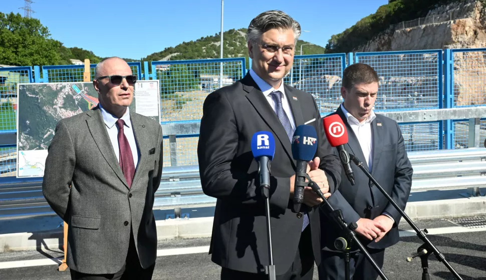 Rijeka, 29.05.2025. - Radovi rekonstrukcije i dogradnje čvora Orehovica na autocesti A6, vrijedni 7,2 milijuna eura, završeni su dva mjeseca prije roka, a čvor Orehovica u četvrtak su obišli predsjednik Vlade Andrej Plenković i potpredsjednik Vlade i ministar mora, prometa i infrastrukture Oleg Butković. Na fotografiji Andrej Plenković, Oleg Butković. foto HINA/ Miljenko KLEPAC/ tm