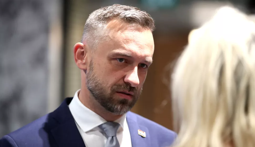 Zagreb, 29.05.2025. - Ministar rada, mirovinskoga sustava, obitelji i socijalne politike Marin Piletić svečano je uručio nagrade za izuzetne uspjehe ostvarene u promicanju i obavljanju udomiteljstva u 2025. godini u povodu Nacionalnog dana udomiteljstva. Na fotografiji Marin Piletić. foto HINA /Zvonimir KUHTIĆ/ kuzo