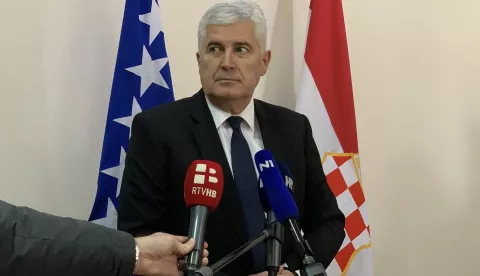 Mostar, 20.01.2025. - Predsjednik Hrvatskog narodnog sabora BiH Dragan Čović ocijenio je u ponedjeljak kako novi američki predsjednik Donald Trump neće u prioritetima imati BiH, naglasivši da će ključne odluke morati donositi domaći političari, a ne strane administracije i visoki međunarodni predstavnik. foto HINA/ Zoran KREŠIĆ/ tm