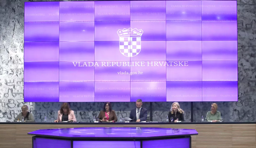 Zagreb, 29.05.2025. - Započela je sjednica Nacionalnog vijeća za razvoj socijalnih politika na kojoj će biti predstavljen kalkulator socijalnih naknada. Na fotografiji Marija Pletikosa (L), Marin Piletić (D), Margareta Mađarić (2D). foto HINA /Zvonimir KUHTIĆ/ kuzo