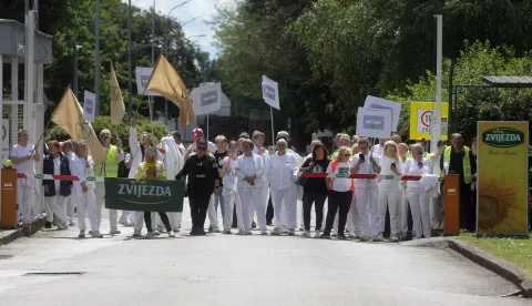 Zagreb, 29.05.2025 - Sindikat zaposlenih u poljoprivredi, prehrambenoj i duhanskoj industriji i vodoprivredi Hrvatske održali su prosvjed podrške radnicima Zvijezde i PIK Vrbovca ispred sjedišta Fortenova grupe d.d. u Zagrebu.foto HINA/ Denis CERIĆ /dc