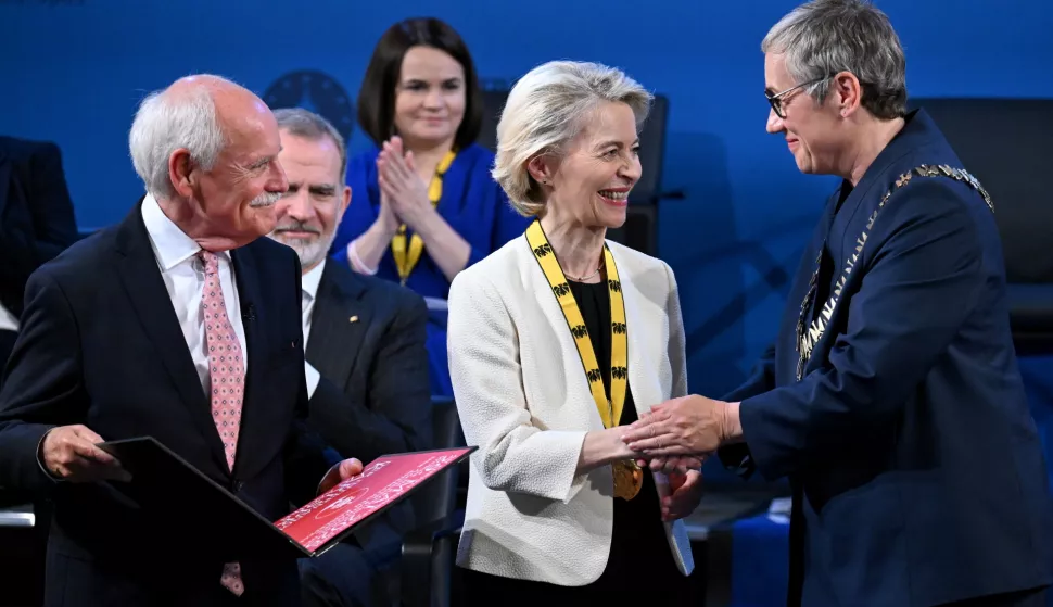 epa12142908 European Commission President Ursula Von der Leyen (C) is congratulated by Mayor of Aachen, Sibylle Keupen (R) beside Chairman of the Charlemagne Prize Board Juergen Linden (L) as she receives the International Charlemagne Prize (Karlspreis) 2025 at the award ceremony in Aachen, Germany, 29 May 2025. According to the Charlemagne Prize Board of Directors, the European Commission president is leading the EU through a time of profound transformation in a visionary, courageous and far-sighted manner. EPA/FEDERICO GAMBARINI/POOL