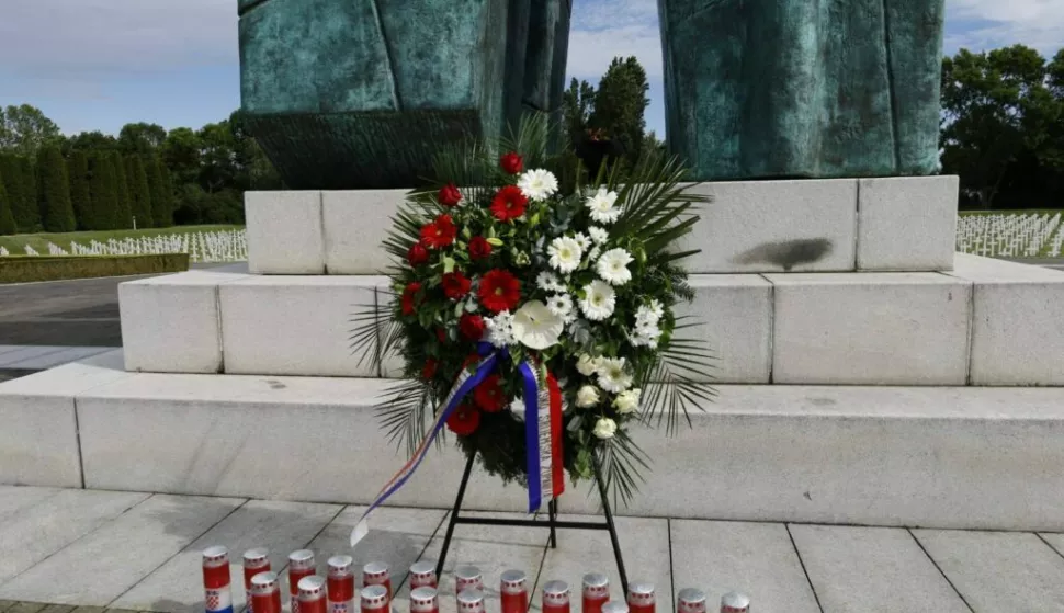 VUKOVAR, 29. svibnja 2025. (Hina) - U povodu Dana državnosti i Dana hrvatskih branitelja Vukovarsko-srijemske županije na Memorijalnom groblju žrtava iz Domovinskog rata u Vukovaru vijence su u četvrtak položila i svijeće upalila brojna izaslanstva.