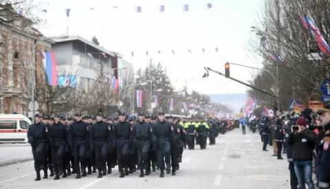 Sarajevo, 09.01.2017. - Nekoliko stotina policajaca, vatrogasaca, pripadnika civilne zatite i ratnih veterana prodefiliralo je sreditem Banja Luke u sklopu obiljeavanja 9. siječnja kojega vlasti Republike Srpske proslavljaju kao dan entiteta iako ga je Ustavni sud BiH proglasio neustavnim, a predsjednik RS-a Milorad Dodik je rekao kako nikad neće odustati od tog entiteta kao drave.foto HINA/Fena/ml