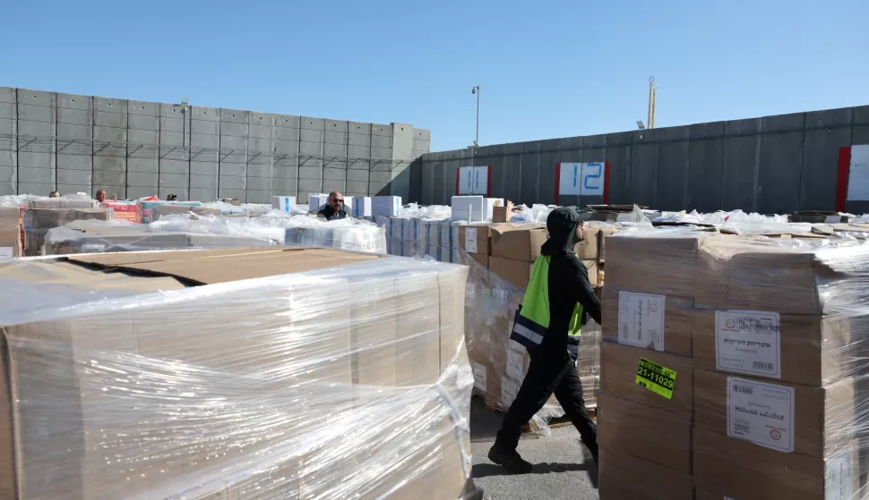 epa12142487 Humanitarian aid bound for Gaza is being prepared at the Kerem Shalom crossing on the Gaza-Israel border in southern Israel, 29 May 2025. According to the Israeli Defense Forces and COGAT (Coordination of Government Activities in the Territories), approximately 880 aid trucks have entered Gaza through the Kerem Shalom crossing since Israel resumed humanitarian deliveries on 19 May. According to the UN half a million people, or one in five people in the Strip are facing starvation while the entire population of the Gaza Strip continues to face a critical risk of famine following 19 months of conflict, mass displacement and severe restrictions on humanitarian aid. EPA/ABIR SULTAN