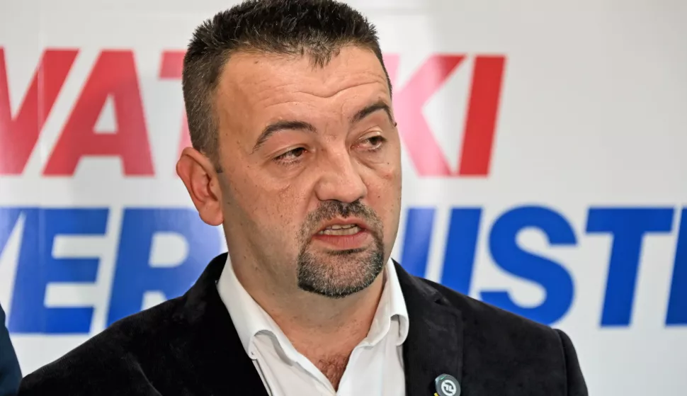 Vukovar, 20.05.2025. - U prostorijama Hrvatskih suverenista, predsjednik Hrvatskih suverenista i kandidat za gradonačelnika Vukovara Marijan Pavliček, zajedno s kandidatom za zamjenika gradonačelnika Filip Sušac, održao je konferenciju za medije kako bi se osvrnuo na lokalne izbore i poslao poruku biračima uoči drugog kruga. Na fotografiji Marijan Pavliček. foto HINA/ Gordan PANIĆ/ tm