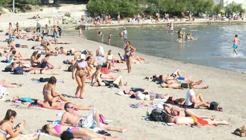 30.09.2016., Split - Zahvaljujuci lijepom vremenu jos velik broj turista posjecuje Split a nemali broj njih produzuje na odredista prema srednjodalmatinskim otocima. Plaza Bacvice na kraju rujna.Photo: Ivo Cagalj/PIXSELL------dva stupca novosti