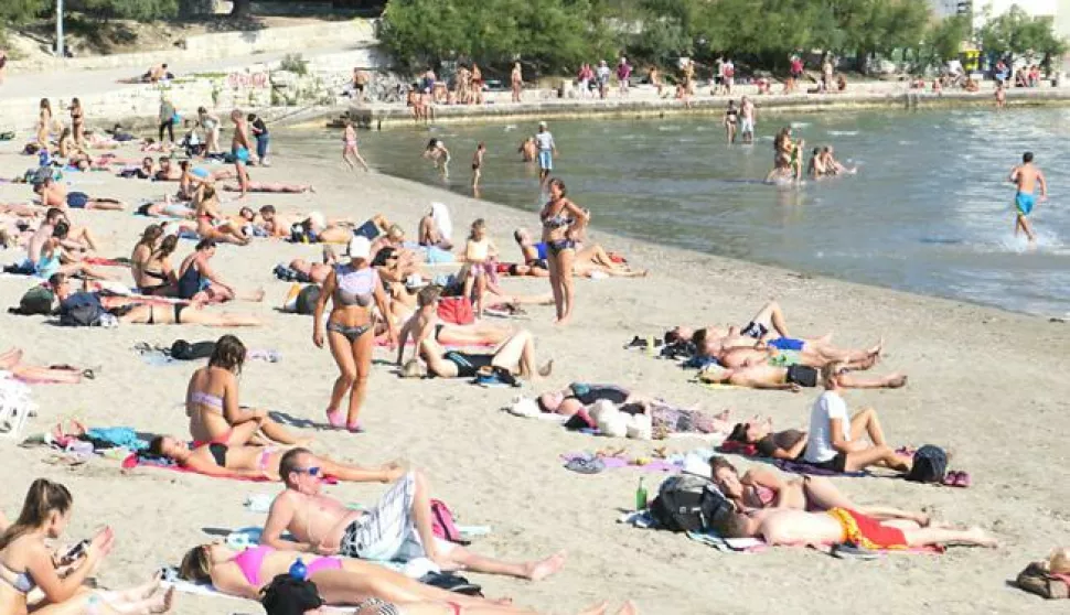 30.09.2016., Split - Zahvaljujuci lijepom vremenu jos velik broj turista posjecuje Split a nemali broj njih produzuje na odredista prema srednjodalmatinskim otocima. Plaza Bacvice na kraju rujna.Photo: Ivo Cagalj/PIXSELL------dva stupca novosti