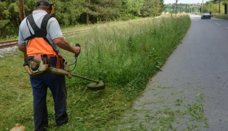23.05.2018., Daruvar - Tek nakon strasne tragedije koja se jucer dogodila u popodnevnim satima kada je djecak izletio na cestu i tom prigodom ga je udario automobil, te je na mjestu nesrece djecak preminuo, danas je od strane odgovornih za odrzavanje zelenila uz tragicnu prometnicu, nalozeno da se pokosi trava, koja je visoka preko jednog metra. Upravo zbog trave raskrizje na kojemu se dogodila nesreca je potpuno nepregledno. Ovo podsjeca na neslavnu hrvatsku praksu sa sporednim pruznim prijelazima na koje se brklje postavljaju tek nakon neke tragedije. U daruvarskom slucaju su zbog slozene raspodjele za kosnju trave nadlezni cak tri dionika, Grad Daruvar, Hrvatske zeljeznice, te gradsko Poduzece za ceste. Photo: Damir Spehar/PIXSELL------2 stupcanovosti