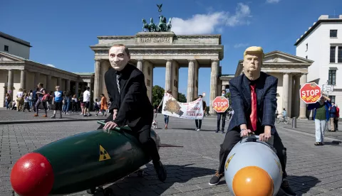 30 July 2020, Berlin: Two activists disguised as US President Trump and Russian President Putin ride two models of nuclear bombs in front of the Brandenburg Gate during a demonstration for a world without nuclear weapons. Several peace and disarmament organizations as well as environmental protection groups demonstrated on the Pariser Platz for a nuclear weapons-free world before the start of negotiations between the USA and Russia on further action in nuclear arms control. Photo: Fabian Sommer/dpa /DPA/PIXSELL