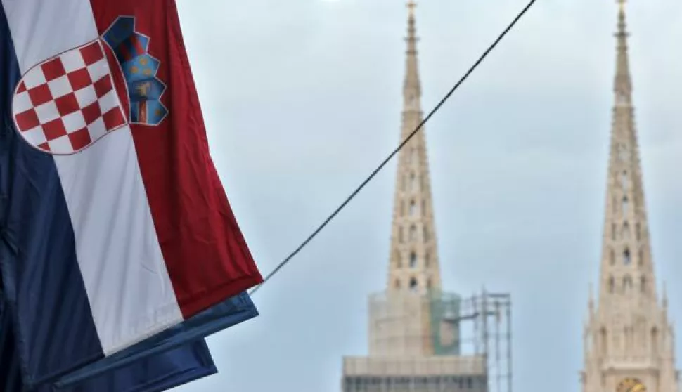 08.10.2014., Zagreb - U cast proslave Dana drzavnosti i neovisnosti gradjani su izvjesili zastave Republike Hrvatske na svoje balkone, prozore te procelja kuca i zgrada. Photo: Sanjin Strukic/PIXSELL