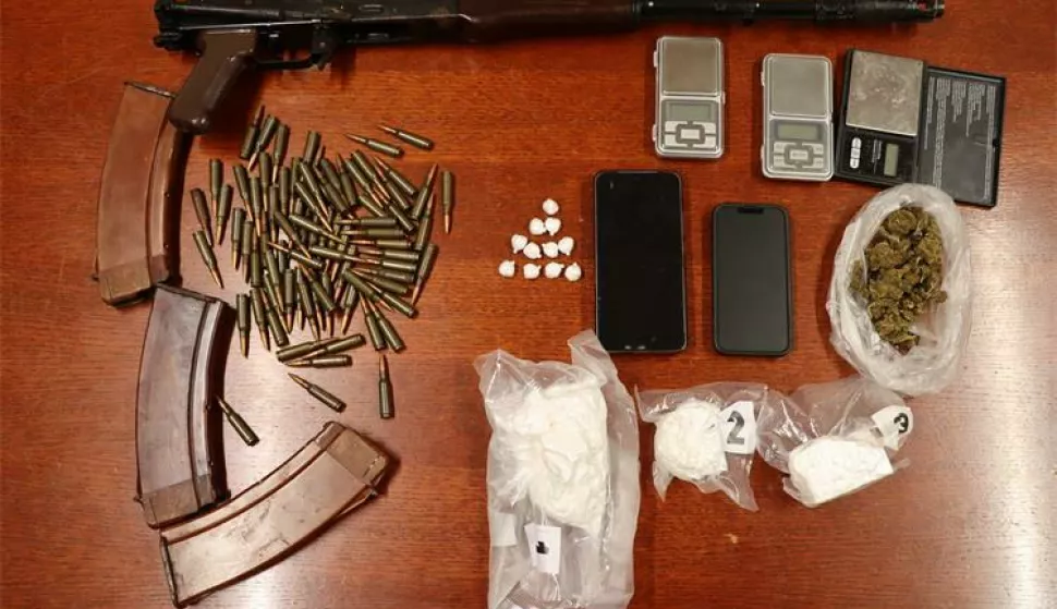 Kod dvojice dilera pronađeni droga, novac i oružje, kokain, marihuana, automatska puška, streljivo mobiteli, ilustracija