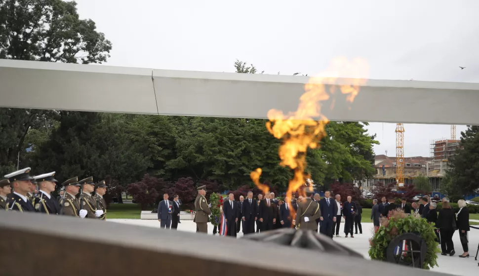 Zagreb, 30.05.2025. - Na Dan državnosti Republike Hrvatske predsjednik Vlade RH Andrej Plenković i predsjednik Hrvatskoga sabora Gordan Jandroković položili su vijenac kod Spomenika domovini. Na fotografiji Andrej Plenković s članovima Vlade RH. foto HINA /Zvonimir KUHTIĆ/ kuzo