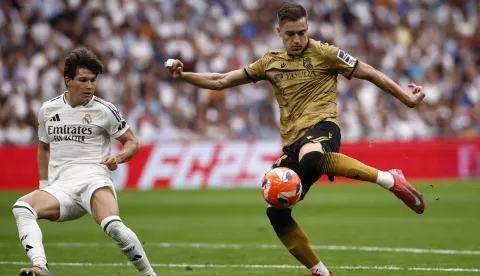 epa12131018 Real Sociedad's Croatian midfielder Luka Sucic (R) shoots against Real Madrid's Spanish defender Fran Garcia during the LaLiga match between Real Madrid and Real Sociedad at the Santiago Bernabeu Stadium in the Spanish Capital, 24 May 2025. EPA/Daniel Gonzalez