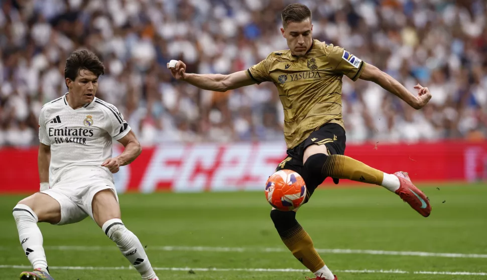 epa12131018 Real Sociedad's Croatian midfielder Luka Sucic (R) shoots against Real Madrid's Spanish defender Fran Garcia during the LaLiga match between Real Madrid and Real Sociedad at the Santiago Bernabeu Stadium in the Spanish Capital, 24 May 2025. EPA/Daniel Gonzalez