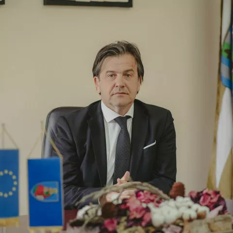 NUŠTAROpćinu Nuštar, koju čine naselja Nuštar, Marinci i Cerić, voljom većine birača koji su izišli na lokalne izbore nastavlja voditi nezavisni Hrvoje Drinovac, i to u četvrtom mandatu.2025.