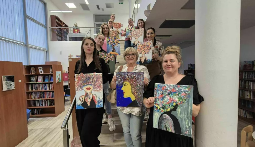 GUNJA - U Narodnoj knjižnici i čitaonici održana je proljetna kreativna radionica Wine & Paint, koju su vodile Anita Tufekčić, knjižničarka OŠ "Antun i Stjepan Radić", i ravnateljica Knjižnice Žana Kužet. svibanj 2025.
