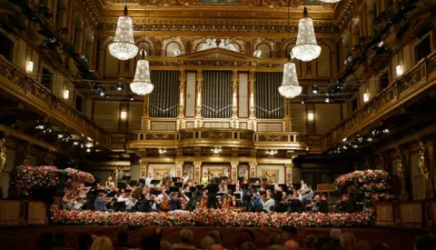 epa06409374 A general view of a rehearsal of the Vienna Philharmonic New Year's Concert 2018 at the Musikverein Concert Hall with Italian conductor Riccardo Muti (C) in Vienna, Austria, 29 December 2017. The traditional concert is staged every year on 01 January. EPA/FLORIAN WIESER