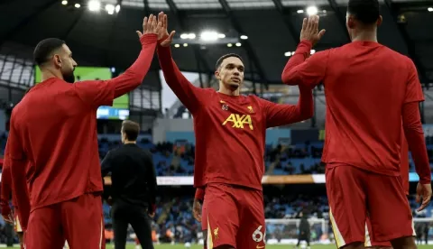 BRITAIN SOCCERepa11918700 Trent Alexander-Arnold (C), Mohamed Salah (L) and Ryan Gravenberch (R) of Liverpool interact ahead of the English Premier League match between Manchester City and Liverpool FC, in Manchester, Britain, 23 February 2025. EPA/ADAM VAUGHAN EDITORIAL USE ONLY. No use with unauthorized audio, video, data, fixture lists, club/league logos, 'live' services or NFTs. Online in-match use limited to 120 images, no video emulation. No use in betting, games or single club/league/player publications.EPAfoto ADAM VAUGHAN