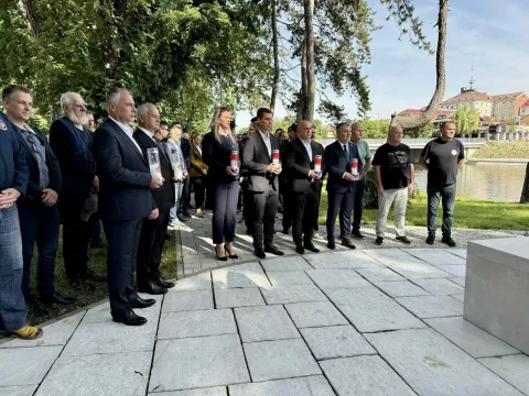 Povodu Dana državnosti i Dana hrvatskih branitelja grada Vinkovaca danas je položen zajednički vijenac i upaljene su svijeće podno Spomenika hrvatskim braniteljima na obali Bosuta u Lovretićevoj ulici.