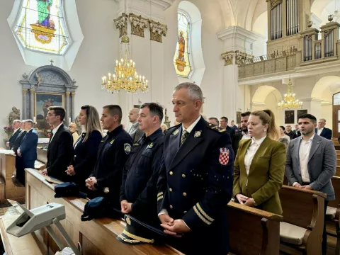 Povodu Dana državnosti i Dana hrvatskih branitelja grada Vinkovaca danas je položen zajednički vijenac i upaljene su svijeće podno Spomenika hrvatskim braniteljima na obali Bosuta u Lovretićevoj ulici.