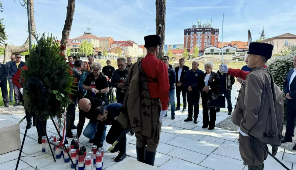 Povodu Dana državnosti i Dana hrvatskih branitelja grada Vinkovaca danas je položen zajednički vijenac i upaljene su svijeće podno Spomenika hrvatskim braniteljima na obali Bosuta u Lovretićevoj ulici.