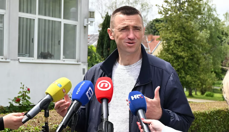 Vukovar, 18.05.2025. - Lokalni izbori. Gradonačelnik Vukovara, predsjednik Domovinskg pokreta i saborski zastupnik Ivan Penava, glasao je u Osnovnoj &scaron;koli Antuna Bauera.foto HINA/Gordan Panić